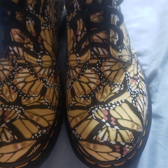 DOC MARTENS WOMENS 1460 SIZE 8L BUTTERFLY BOOT-NEW - Picture 3 of 13